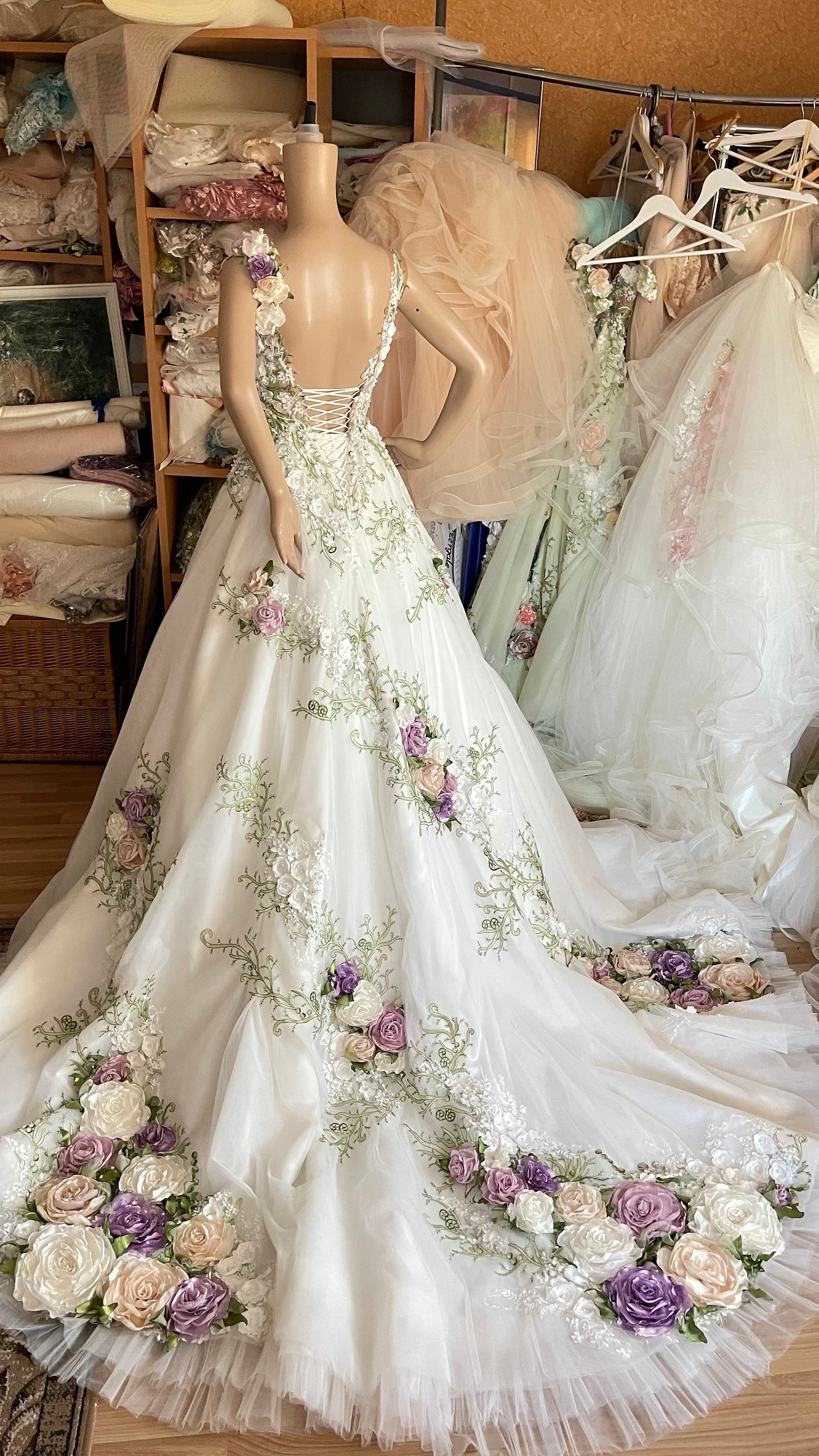 Vestido de novia blanco roto/marfil claro con rosas diseño Inga Ezergale -   España