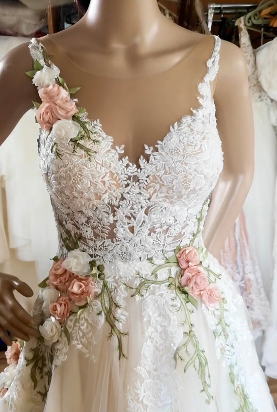 Vestido de novia blanco roto marfil claro con rosas dise o Inga