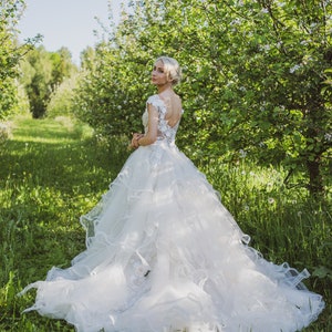 Off-white princess wedding dress (Inga Ezergale design Roses 2 collection)