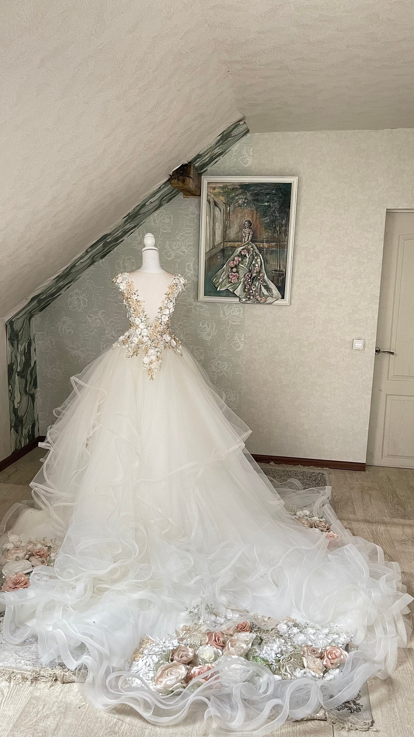 金色の刺繍とバラが施されたオフホワイトのおとぎ話風ウェディング