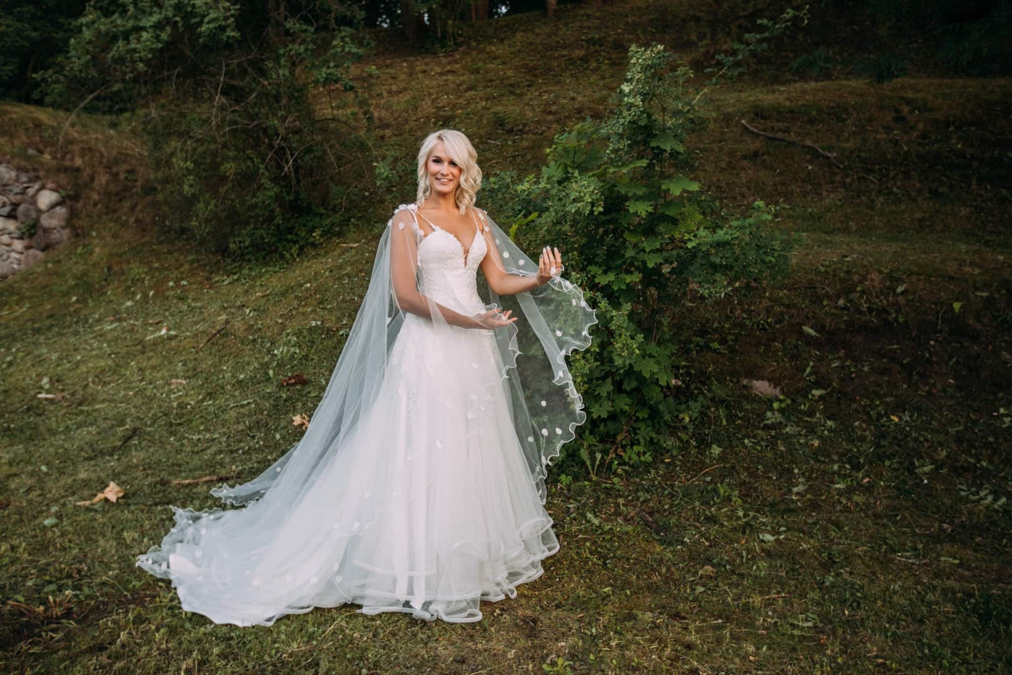 Vestido clásico blanco con alas diseño de Inga Ezergale Colección Rose. -  Etsy México, image size:2052x1368