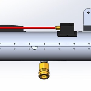 K&ouml;nnte beinhalten: Eine silberne und schwarze industrielle D&uuml;se mit einem roten Schlauch und einem goldfarbenen Anschluss. Die D&uuml;se hat ein spitzes Ende und eine Reihe kleiner L&ouml;cher entlang ihrer L&auml;nge.