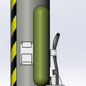 K&ouml;nnte beinhalten: Seitenansicht eines grauen und gr&uuml;nen Gaszylinders mit einem schwarz-gelben Streifenband. Der Zylinder hat eine rechteckige wei&szlig;e Platte mit zwei schwarzen Rechtecken. Der Zylinder ist an einer wei&szlig;en Metallplatte mit einem braunen und goldenen Metallteil befestigt.
