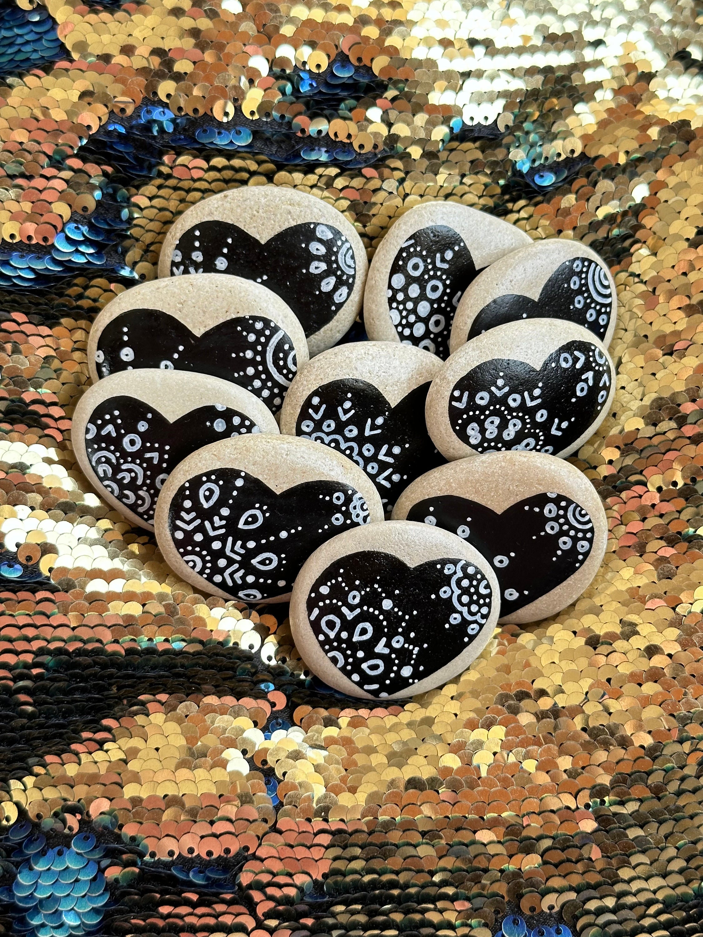 10 pierres peintes roche peinte à la main de coeur, coeurs peints blancs  noirs sur le galet de mer, cadeau fait main de pierre de méditation, art de  mandala, décor -  France