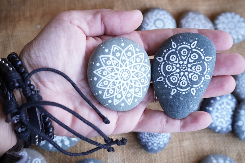 Mandala-Steine handbemalte Kiesel-Mandala-Punktkunst, handbemalte Steine, originale Zen-Wohndekoration, Meditationsstein, buddhistisches Geschenk Bild 8