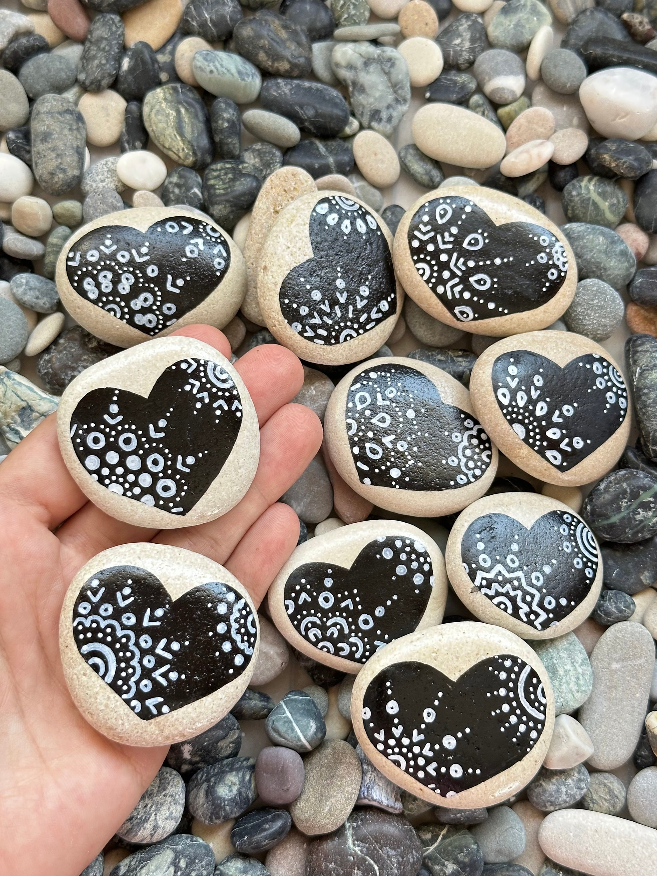 10 pierres peintes roche peinte à la main de coeur, coeurs peints blancs  noirs sur le galet de mer, cadeau fait main de pierre de méditation, art de  mandala, décor -  France