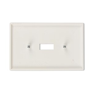Pode incluir: Uma tampa de interruptor de luz retangular branca com uma &uacute;nica abertura retangular. Dois parafusos prateados prendem a tampa. A marca "Leviton" est&aacute; sutilmente impressa na borda inferior. Este componente el&eacute;trico &eacute; projetado para um interruptor de luz padr&atilde;o.