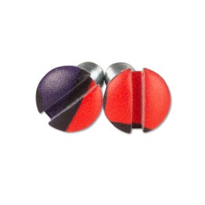 Pode incluir: Dois parafusos decorativos com cabe&ccedil;as redondas e coloridas. Uma cabe&ccedil;a &eacute; dividida em se&ccedil;&otilde;es roxas, pretas e vermelhas. A outra &eacute; vermelha com uma base preta. Os parafusos t&ecirc;m roscas de metal prateado.
