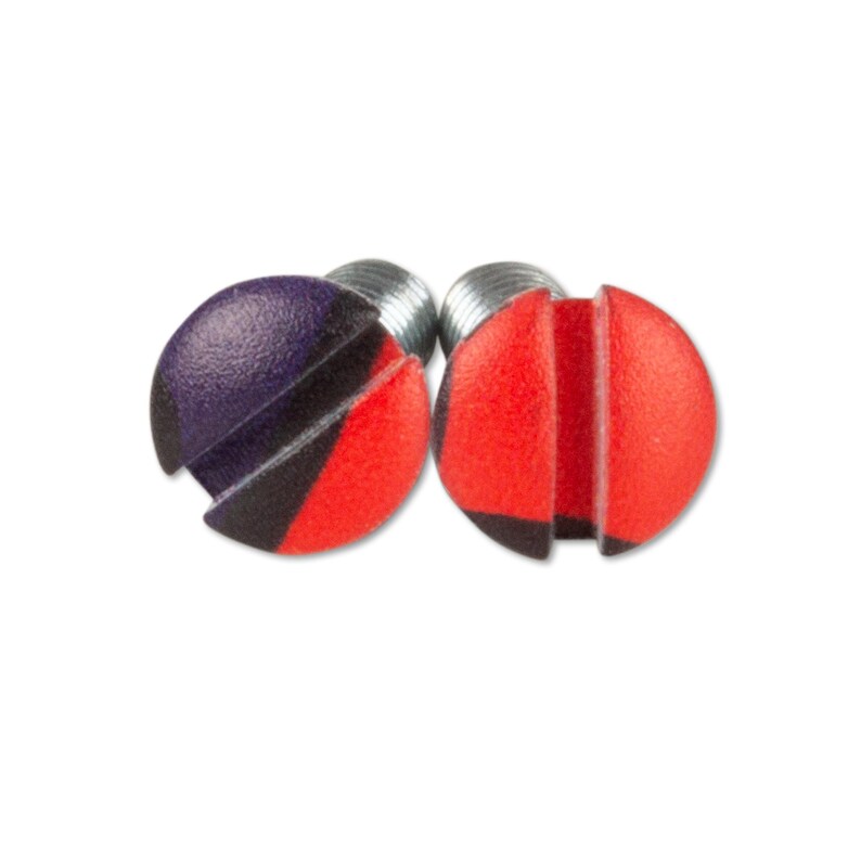 Pode incluir: Dois parafusos decorativos com cabe&ccedil;as redondas e coloridas. Uma cabe&ccedil;a &eacute; dividida em se&ccedil;&otilde;es roxas, pretas e vermelhas. A outra &eacute; vermelha com uma base preta. Os parafusos t&ecirc;m roscas de metal prateado.