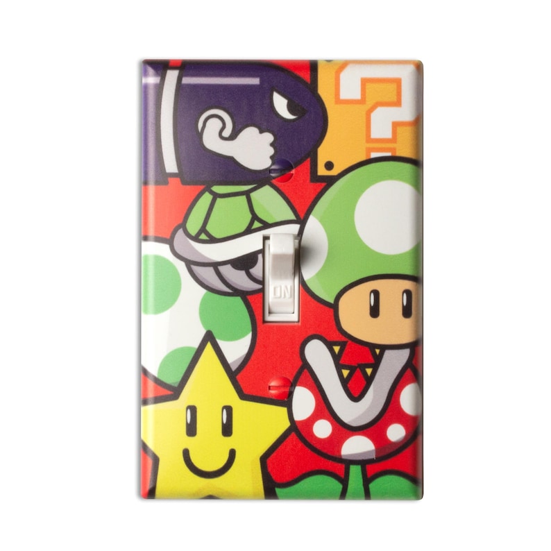 Pode incluir: Uma capa decorativa para interruptor de luz com personagens de desenhos animados coloridos em um fundo vermelho. O design inclui um Bill Bala, uma carapa&ccedil;a de tartaruga verde, um cogumelo verde, uma estrela amarela e uma planta piranha vermelha. O interruptor est&aacute; em "ON".