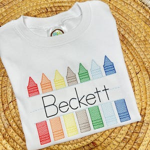 Camiseta de regreso a clases con crayón bordado - Top personalizado para niña