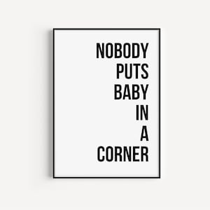 Peut inclure: Impression typographique en noir et blanc avec le texte "Nobody puts baby in a corner". L'impression est encadrée dans un cadre noir.