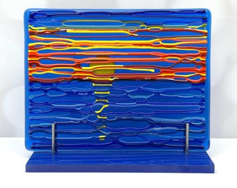Arte de paisaje marino al atardecer en vidrio fusionado, exhibición de cielo con agua texturizada
