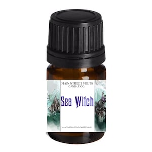 Peut inclure: Une petite bouteille en verre brun avec un bouchon noir. L'étiquette est blanche avec des motifs aquarelle bleus et verts et le texte "Main Street Melts Candle Co. Sea Witch www.MainStreetMeltsCandleCo.com".