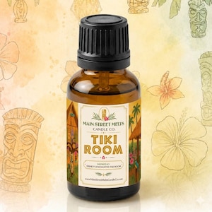 Puede incluir: Una pequeña botella de vidrio ámbar con tapa de rosca negra. La etiqueta presenta el texto Main Street Melts Candle Co. Tiki Room Inspired by Disney's Enchanted Tiki Room, con ilustraciones de una estatua tiki, palmeras y flores de hibisco.