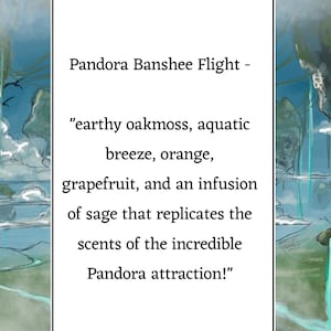 Pu&ograve; includere: Un'illustrazione digitale di un paesaggio fantastico con una citazione su un volo di Banshee di Pandora. La citazione recita "muschio di quercia terroso, brezza acquatica, arancia, pompelmo e un'infusione di salvia che replica i profumi dell'incredibile attrazione di Pandora!"