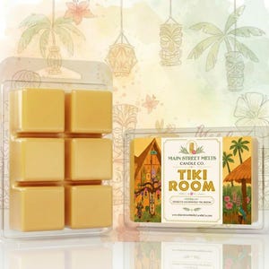 Pode incluir: Uma embalagem de plástico transparente com seis ceras aromáticas quadradas amarelas. O rótulo apresenta uma ilustração de uma cabana tropical, palmeiras e o texto "Main Street Melts Candle Co. Tiki Room" e "Inspired by Disney's Enchanted Tiki Room."