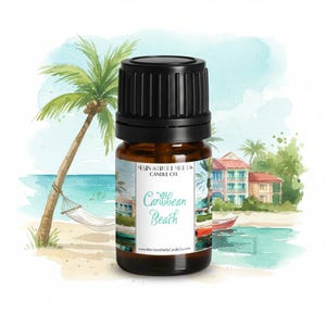 Könnte beinhalten: Eine braune Glasflasche mit ätherischem Öl und schwarzem Deckel. Das Etikett trägt die Aufschrift "Caribbean Beach" mit einer Aquarell-Strandszene. Der Hintergrund zeigt Palmen, eine Hängematte und ein Strandhaus.