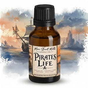 Puede incluir: Un frasco pequeño de vidrio ámbar con tapa cuentagotas negra. La etiqueta muestra el texto Main Street Melts CANDLE CO. PIRATES LIFE, un icono de calavera y las notas aromáticas Salty Sea Air, Cannonball Smoke, Driftwood, Spiced Amber.