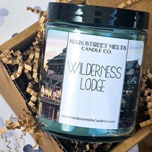 Vela inspirada en Disney WILDERNESS LODGE, frasco de 9 oz, cera de soja natural, Main Street Melts Candle Co., parque temático mágico, aroma a pachulí, vestíbulo