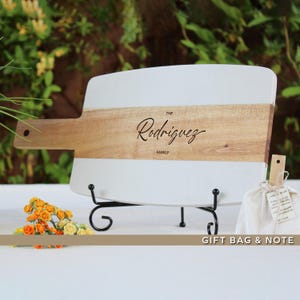 Personalized Acacia and Marble Cutting Board – Engraved Charcuterie or Serving Board, Custom Wedding Gift, Housewarming Gift, Kitchen Decor