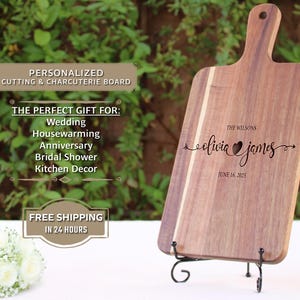 Tabla de cortar grabada con asa, tabla de cortar personalizada, tabla de charcutería, bandeja para servir, regalo de boda, regalo de inauguración de la casa, acacia