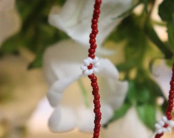 Classic Red and White Daisy Chain