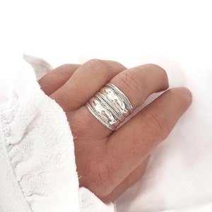 LOHAN - Wide silver ring with ethnic motifs