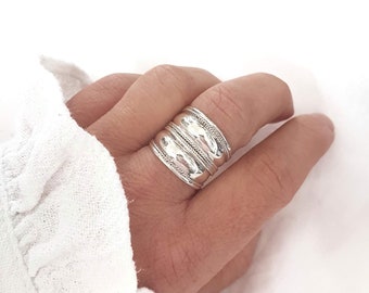 LOHAN - Wide silver ring with ethnic motifs
