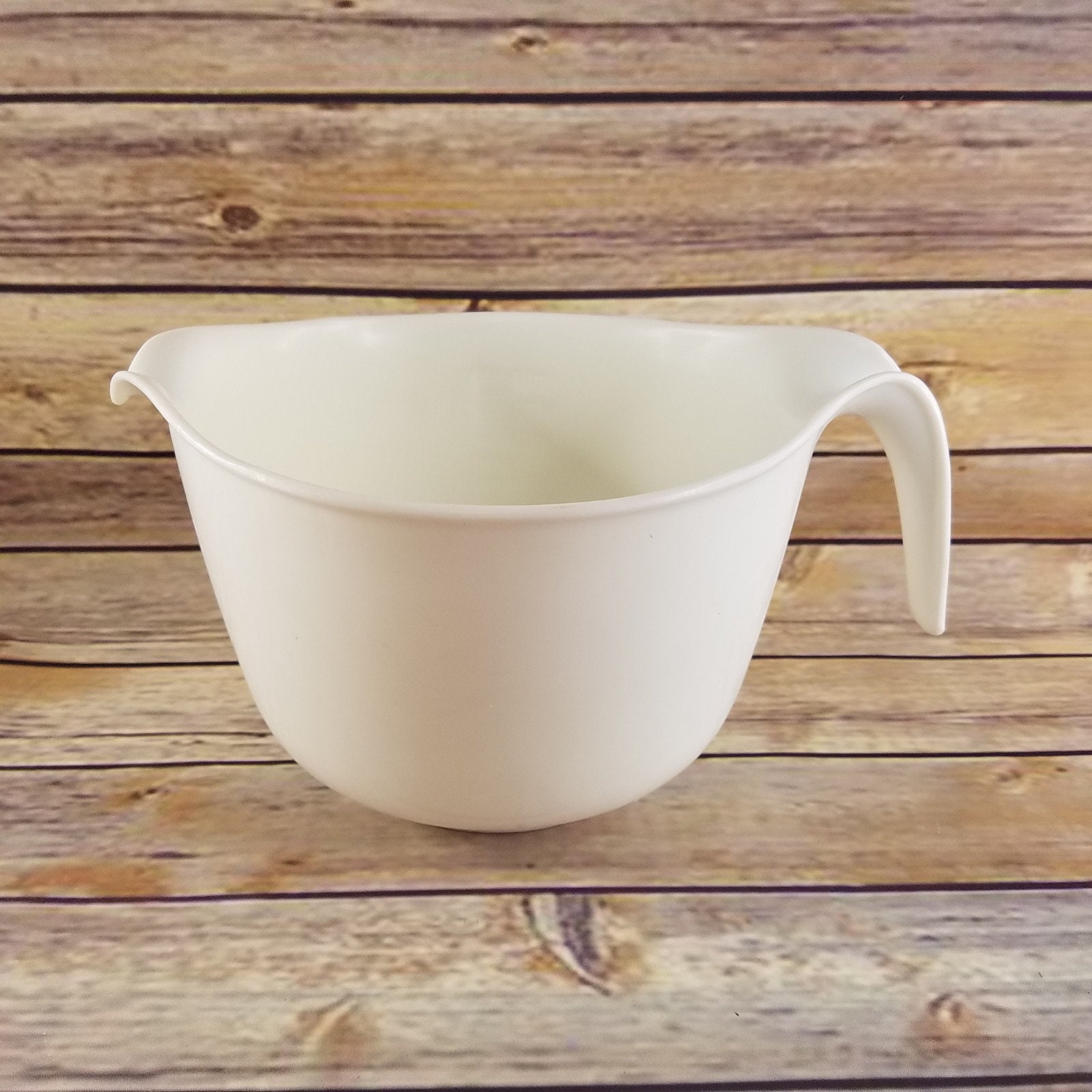 Vintage 12 Cup 3 Liter Rubbermaid Mixing Bowl Pour US and Metric  Measurements Mix and Pour Mix and Grip Vintage Kitchen 1970s White