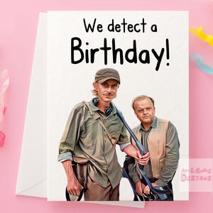 Biglietto di auguri di compleanno divertente con il detective - Biglietto di auguri umoristico con programma televisivo