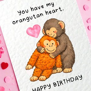 Könnte beinhalten: Eine weiße Keramik-Tasse mit schwarzem Henkel und dem Text "But First, Coffee" in schwarzer, fetter Schrift. Die Tasse steht auf einer weißen Oberfläche.