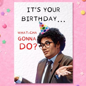 Puede incluir: Tarjeta de felicitación de cumpleaños con el texto "IT'S YOUR BIRTHDAY... WHAT-CHA GONNA DO?" con un hombre con un gorro de fiesta y gafas. La tarjeta está sobre un fondo rosa con confeti colorido.