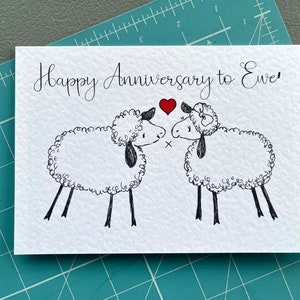 Verjaardagswenskaart schapen - Happy Anniversary To Ooi - schattig stel wollige schapen - illustratie