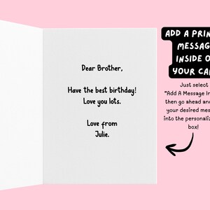 K&ouml;nnte beinhalten: Eine wei&szlig;e Geburtstagskarte mit einer Nachricht im Inneren. Die Nachricht lautet: &bdquo;Lieber Bruder, Hab einen wundersch&ouml;nen Geburtstag! Ich liebe dich sehr. Von Julie.&ldquo; Die Karte enth&auml;lt auch Anweisungen zum Hinzuf&uuml;gen einer gedruckten Nachricht im Inneren.