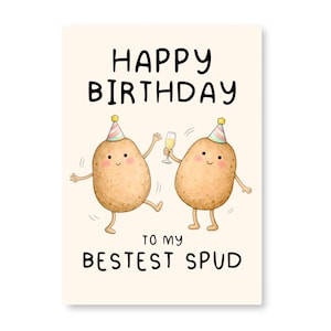Könnte beinhalten: Geburtstagskarte mit dem Text "HAPPY BIRTHDAY TO MY BESTEST SPUD". Sie zeigt zwei Cartoon-Kartoffeln mit Partyhüten, eine hält ein Sektglas. Der Hintergrund ist hellbeige.