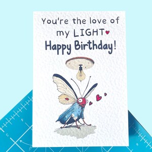 Grappige nachtvlinder wenskaart - Happy Birthday - You're The Love Of My Light - humoristische kaart - grappige nachtvlinder Meme Card