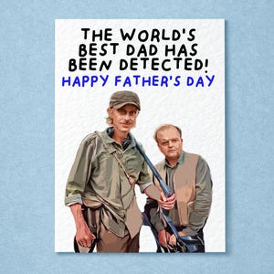 Può includere: Un biglietto per la festa del papà con la scritta "THE WORLD'S BEST DAD HAS BEEN DETECTED! HAPPY FATHER'S DAY" in nero e blu. L'immagine presenta due uomini, uno dei quali tiene un fucile, in stile dipinto.