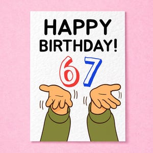 Könnte beinhalten: Geburtstagskarte mit den Worten "HAPPY BIRTHDAY!" in Schwarz. Die Zahl "67" ist in Rot und Blau. Cartoon-Hände mit grünen Ärmeln befinden sich am unteren Rand der Karte, die Handflächen zeigen nach oben.