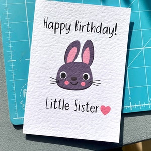 Alles Gute zum Geburtstag kleine Schwester, süße Häschen-Geburtstagskarte für kleine Schwester, graues Kaninchen, Grußkarte.