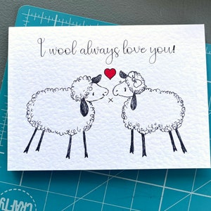 Biglietto d'auguri d'amore con coppia di pecore - Buon anniversario a Ewe - Adorabile coppia di pecore lanose carine - Illustrazione - Anniversario