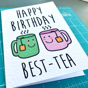 Linda tarjeta de felicitación de cumpleaños para mejores amigas. Ilustración linda. Tazas de té. Diseño en rosa pastel y verde.