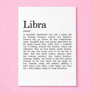 Könnte beinhalten: Ein weißer rechteckiger Druck mit dem Wort Libra in einer fetten schwarzen Serifenschrift, gefolgt von der Klassifizierung als Substantiv und einem beschreibenden Absatz über die Persönlichkeitsmerkmale des Sternzeichens.