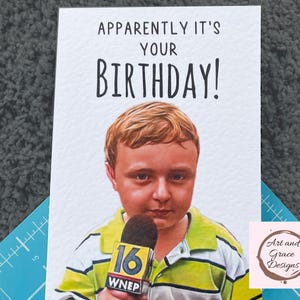 Tarjeta de felicitación de cumpleaños de un niño meme - Feliz cumpleaños - Aparentemente es tu cumpleaños - Tarjeta humorística - Divertida