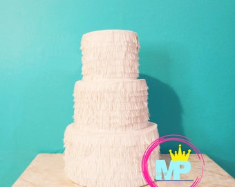 Piñata de pastel de bodas blanca. Sin flores. Piñata de pastel de cumpleaños.