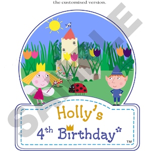 Puede incluir: Un cartel de fiesta de cumpleaños colorido con el 4º cumpleaños de Holly. El cartel tiene una imagen de dibujos animados de un castillo, una mariquita, una niña con alas de hada y un niño con un sombrero azul. El cartel está decorado con flores y un sol.