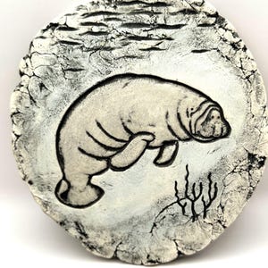 Plaque murale artisanale en céramique de lamantin. Art mural océanique côtier de 7 po. Poterie en cendres volcaniques par l'artiste du nord-ouest du Pacifique Stan Langtwait