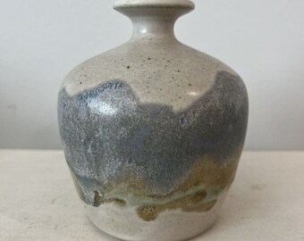 Seltene Vintage Pat Lester Pottery Bud Vase im gesponnenen Erdmuster. Unterzeichnet Dtd 1987