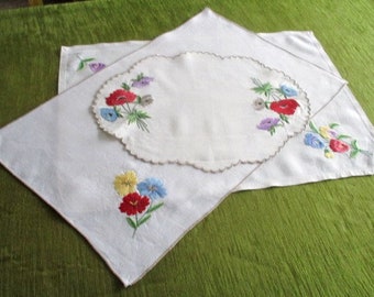 Vintage embroidered tray cloths - Coll. of 3 - Linen