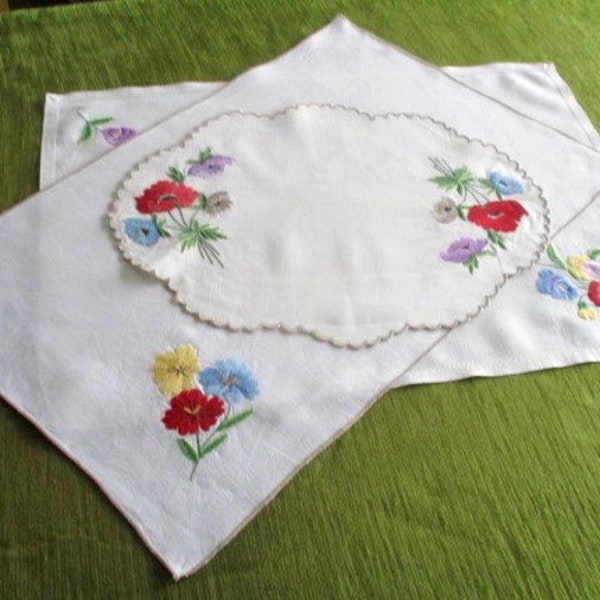 Vintage embroidered tray cloths - Coll. of 3 - Linen